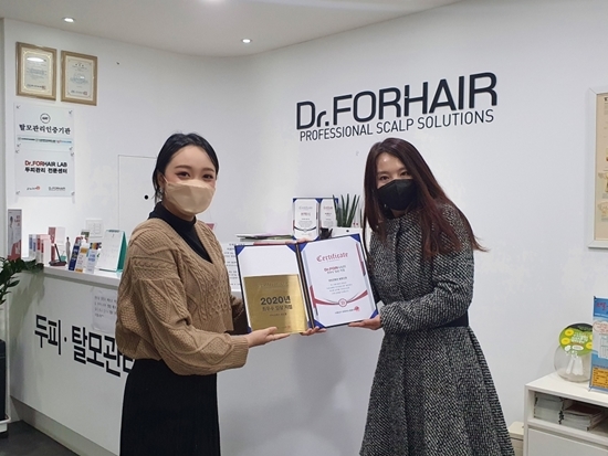 닥터포헤어 광명철산점, 휴메이저 ‘최우수임상지점’ 선정  강영란 “가맹본부 믿고 따른 덕”…조성일 “두피탈모